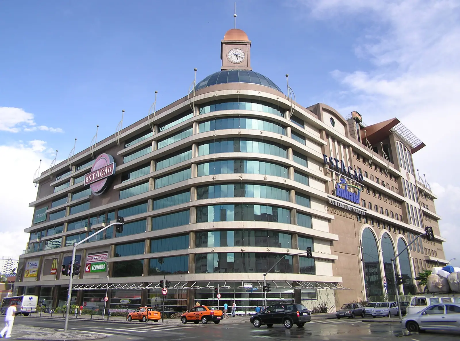 Shopping Estação Curitiba com lojas e grande fluxo de pessoas gerando oportunidades de emprego no varejo