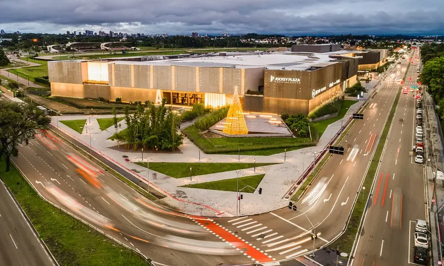Jockey Plaza Shopping em Curitiba com lojas movimentadas e oportunidades de emprego no varejo