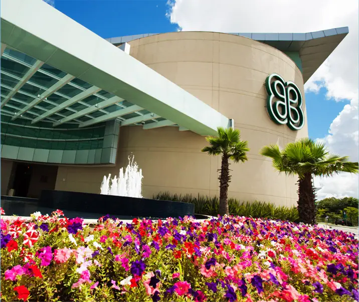 ParkShopping Curitiba com lojas e oportunidades de emprego em destaque